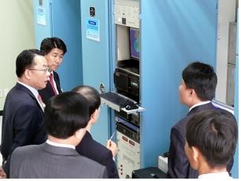 관계자로부터 새로 도입한 기상레이더에 대한 설명을 듣고 있는 이만기 기상청장