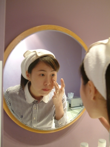 외출하기 30분 전에는 SPF30(자외선 B차단지수)에 PA++(자외선A 차단지수) 이상이 되는 자외선 차단제를  2~3시간 간격으로 덧발라 차단 효과를 지속적으로 유지시켜 준다.