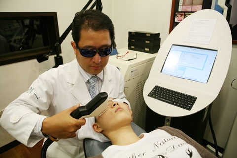 이미 짙게 자리잡은 색소질환의 경우에는 레이저를 활용하면 좋은 효과를 얻을 수 있다.