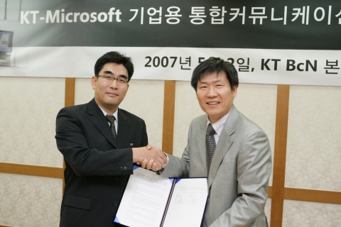 KT(대표이사 남중수)와 한국마이크로소프트(대표이사 유재성)은 기업 통합 커뮤니케이션 서비스 제공을 위한 양해각서를 2일 체결했다.좌로부터 이동면 KT BcN본부장, 유재성 한국마