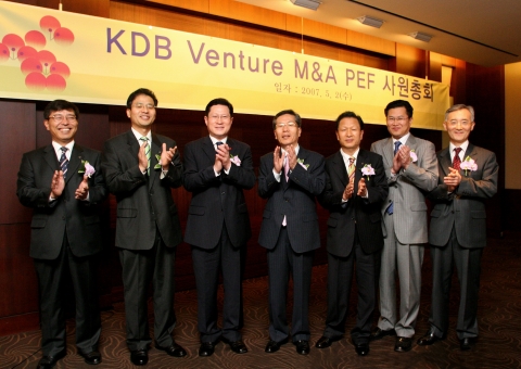 KDB 벤처 M&A PEF 사원총회에 참여한 한국산업은행 정인성 이사(왼쪽에서 네 번째) 
