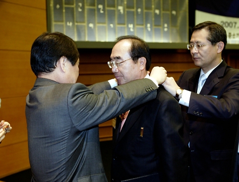 염홍철 중기특위 위원장이 최오길 ㈜인팩 대표이사에게 유공자부문 은탑산업훈장을 수여하고 있다.