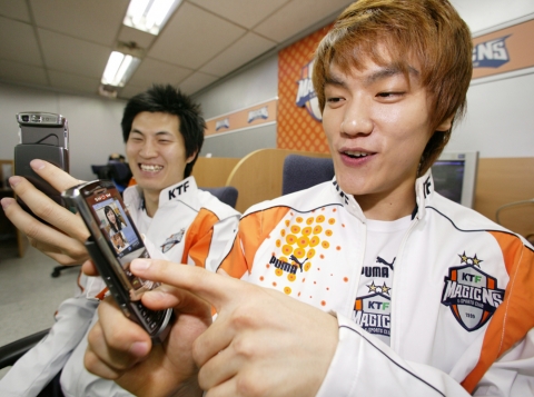KTF 매직엔스 프로게이머 박정석 선수와 김동수 선수가 팬과 영상통화를 하며 즐거워하고 있는 모습