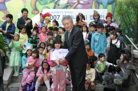 르노삼성자동차가 5월 2일 서울 정동예술극장에서 진행한 “2007 문화나눔 행사”에 참여한 60여명의 저소득층 어린이와 르노삼성자동차 조돈영 부사장은 어린이 뮤지컬 브레멘 음악대를 함께 관람하였다.