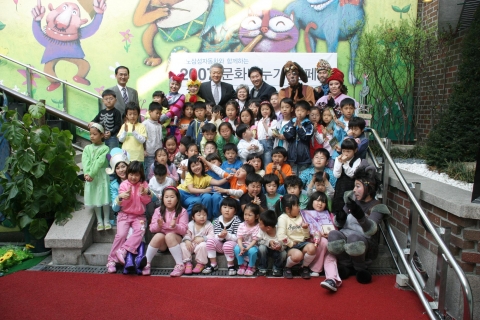 르노삼성자동차가 5월 2일 서울 정동예술극장에서 진행한 “2007 문화나눔 행사”에 참여한 60여명의 저소득층 어린이와 르노삼성자동차 조돈영 부사장은 어린이 뮤지컬 브레멘 음악대를 함께 관람하였다.