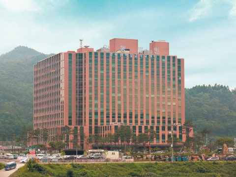 안동병원 새병원은 2002년 5월 착공한지 5년만에 대지 15,925㎡, 건축연면적 65,954,54㎡에 병상 1천1백여 규모로 국내 최고수준의 대형병원이 오픈되었다