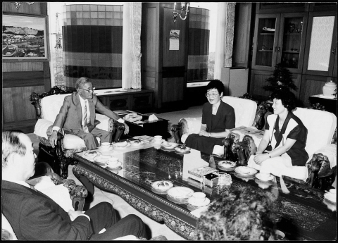 선대 이병철 회장이 우수모집인들과 환담을 나누고 있다.(1984)