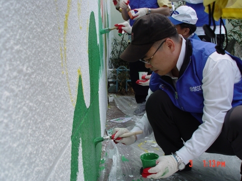 삼성SDS 임직원들이 어린이날을 맞아 서울 잠실본동에 위치한 잠전초등학교에서 벽화그리기 봉사활동을 실시했다.