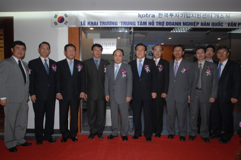 왼쪽부터 주베트남 한국대사관 이은호 상무관, KOTRA 하노이 김영웅 무역관장, 김의기 주베트남 한국대사, 응우엔 빅 닷(Nguyen Bich Dat) MPI 차관, KOTRA 홍
