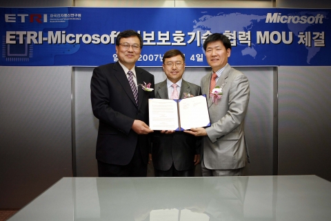 ETRI는 4일, 서울 대치동에 있는 한국마이크로소프트(MS) 본사에서 MS와 정보보호 기술과 관련 협력을 위한 업무협력 협정을 체결했다.
(사진 좌측이 ETRI 최문기원장, 중