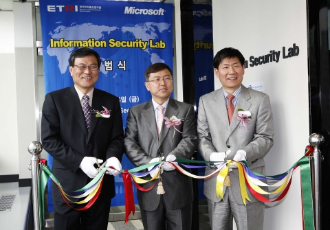 ETRI는 4일, 서울 대치동에 있는 한국마이크로소프트(MS) 본사에서 MS와 정보보호 기술과 관련 협력을 위한 업무협력 협정을 체결하고 정보보호 연구소를 한국MS내에 설립했다. 사진은 연구소 설립기념 테이프 커팅 모습 (사진 좌측이 ETRI 최문기원장, 중앙이 정보통신부 서병조 정보보호기획단장, 우측이 한국MS 유재성 사장.)