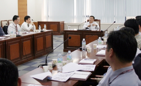 파워보드 위원들이 이정식 사장과 함께 CEO와의 대화 시간을 갖고 있는 장면
