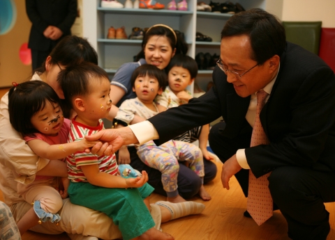 김신배 사장이 SK텔레콤 본사내 임직원을 위한 탁아시설인 푸르니 어린이집을 방문하여 아이들에게 선물을 나누어 주는 모습 