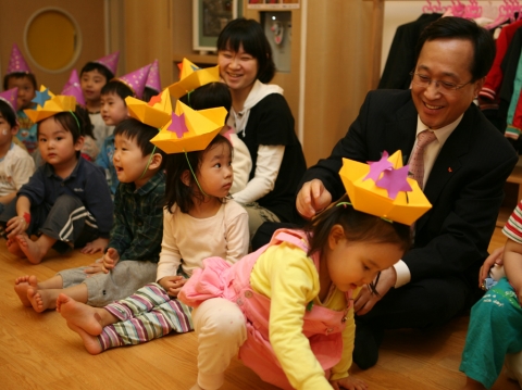 김신배 사장이 SK텔레콤 본사내 임직원을 위한 탁아시설인 푸르니 어린이집을 방문하여 아이들에게 선물을 나누어 주는 모습