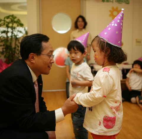 김신배 사장이 SK텔레콤 본사내 임직원을 위한 탁아시설인 푸르니 어린이집을 방문하여 아이들에게 선물을 나누어 주는 모습 