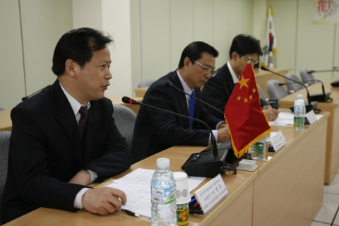 중국 공안부 소방법제고찰대표단이 협회 업무에 관한 질의을 하고 있다.