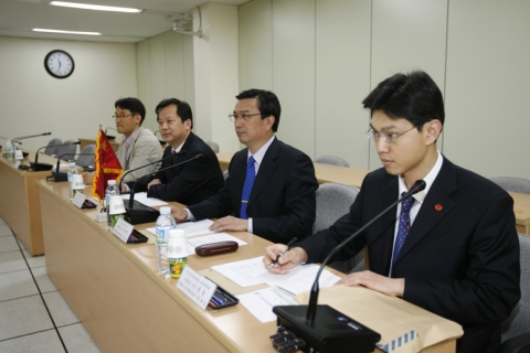 한국소방안전협회(소방회관)을 방문한 중국 공안부 소방법제고찰대표단이 질의에 대한 답변을 듣고 있다.