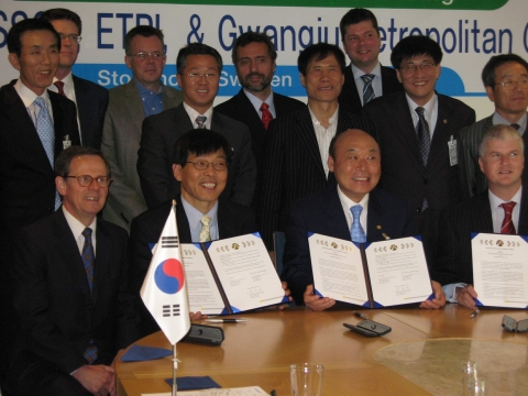 ETRI는 지난 3일, 스웨덴 스톡홀름에서 에릭슨과 광통신 분야 업무협력 협정을 체결한뒤 관계자들이 포즈를 취하고 있다. (사진 앞줄 좌측 두번째부터 ETRI 김봉태 센터장, 박광