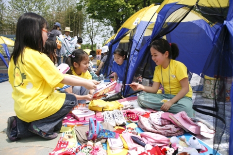 신한금융그룹은 5일 어린이날 12시부터 서울 올림픽공원 만남의 광장 등 전국 15개 도시에서 동시에 개최되는 어린이 벼룩시장 “병아리떼 종쫑쫑”행사를 실시하였다.