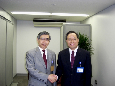 왼  쪽 : 하루히코 쿠로사 ADB 총재 
오른쪽 : 김창록 한국산업은행(KDB) 총재