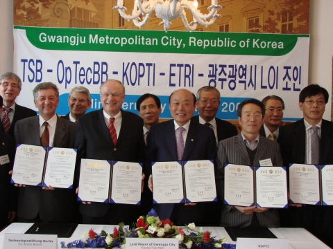 박 시장이 독일과학기술재단(TSB), 베를린&브란덴베르그 光산업협회(OpTecBB), ETRI, KOPTI 관계자와 함께 사업협력 협약서를 체결 교환하고 있다.(앞줄 왼쪽부터 Op