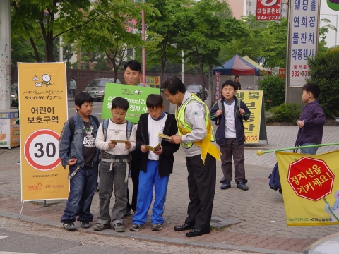 지난 4일 기아차 광주공장 직원들이 인근의 유덕초등학교 등굣길을 찾아가 어린이들의 교통안전을 지도하는 모습.
