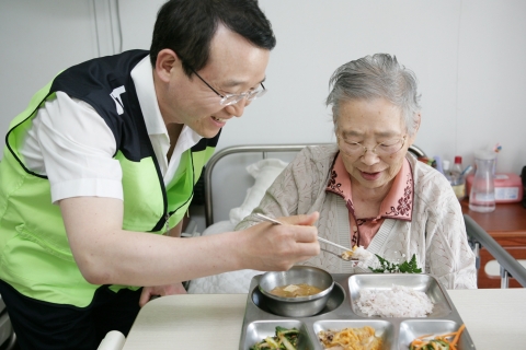 7일 KT남중수 사장이 수원시 영화동에 위치한 노인요양원 