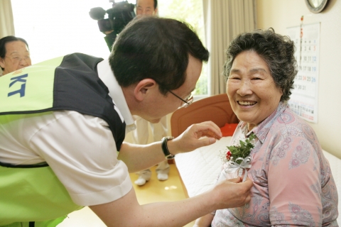 7일 KT남중수 사장이 수원시 영화동에 위치한 노인요양원 