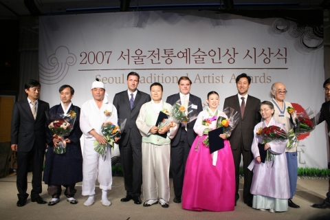서울전통예술인상 시상식에서 수상자들과 함께한 HSBC은행 사이먼 쿠퍼 행장 (왼쪽에서 4번째)과 오세훈 서울시장 (오른쪽에서 세번째)