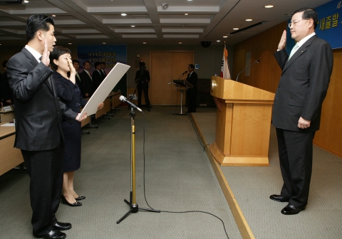 우리은행은 8일 오전 본점 5층 회의실에서 전 경영진과 영업본부장 및 본부부서장 등 120명이 참석한 가운데 은행장 취임 두 달째를 맞아 새 출발을 다짐하고 실천위주의 윤리와 준법
