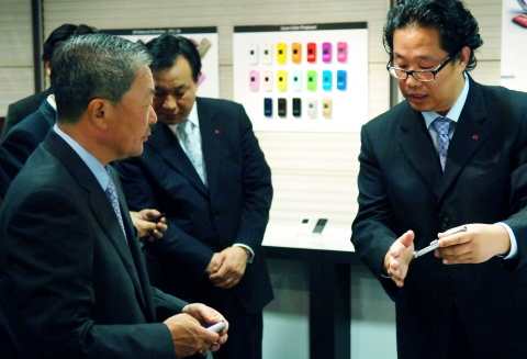 구본무 LG 회장은 8일 역삼동 LG전자 디자인경영센터를 방문했다. 사진은 2006년 슈퍼 디자이너로 선정된 차강희 LG전자 MC 디자인연구소장으로부터 휴대폰 디자인에 대한 설명을 듣고있는 모습.