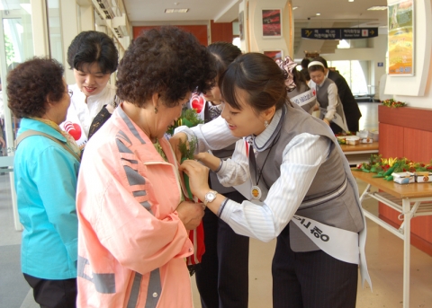 부산은행, 어버이날 자원봉사활동 실시