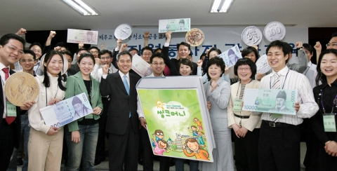 한국씨티은행과 대한YWCA연합회는 5월 8일 명동 YWCA 강당에서 '씽크머니' 금융교육을 위한 협약식을 개최하고 한국씨티은행의 금융교육 자원봉사자들을 대상으로 
