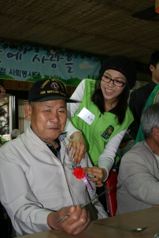 보해 직원 및 지역 대학생들로 구성된 ‘젊은 잎새 사랑 나누미’ 봉사단과 잎새주 전속모델 김옥빈 등 30여명은 5월 8일 오전 광주 ‘사랑의 식당’에서 광주지역 독거노인들을 대상으