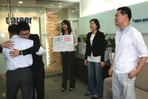 취업포털 커리어는 지난 7일 사내 직원들이 자발적으로 시행한 프리허그(Free Hugs) 캠페인이 임직원들 사이에서 좋은 반응을 얻고 있다고 9일 전했다.