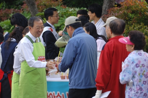 부산은행은 9일, 오전 6시 30분부터 해운대 동백섬에서  시민들을 대상으로 건강캠페인을 전개했다고 밝혔다. 