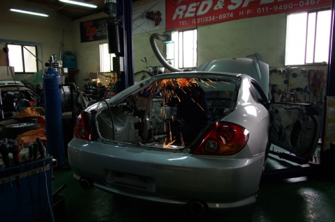 레이싱카로 개조중인 투스카니엘리사(엘리사챌린지 출전차량)