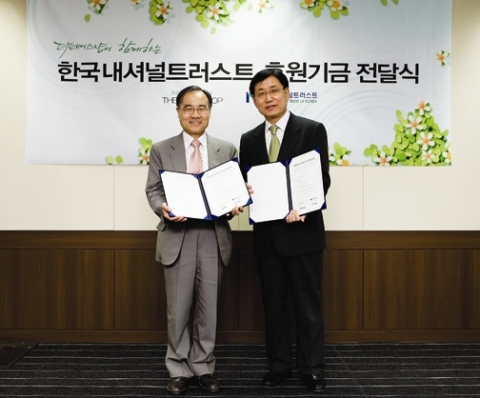더페이스샵 송기룡 대표(오른쪽)가 9일 서울 역삼동 본사에서 (사)한국내셔널트러스트 양병이 대표와 ‘강화 매화마름 군락지 보전 사업’ 후원 조인식을 갖고 협약서를 교환하고 있다.