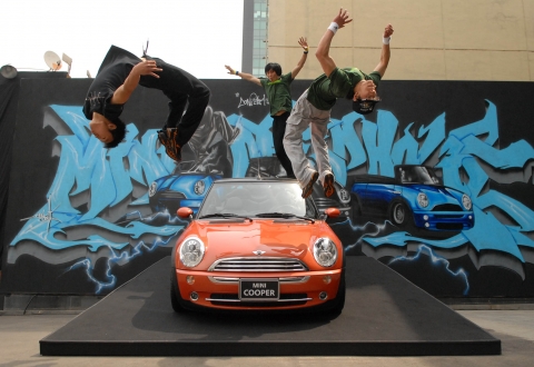 BMW 그룹 코리아는 본격적인 컨버터블의 계절을 맞아 MINI 컨버터블과 야마카시 퍼포먼스가 함께한 사진행사를 오늘 오전 강남 MINI 전시장에서 진행하였다. 