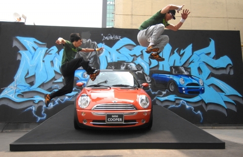 BMW 그룹 코리아는 본격적인 컨버터블의 계절을 맞아 MINI 컨버터블과 야마카시 퍼포먼스가 함께한 사진행사를 오늘 오전 강남 MINI 전시장에서 진행하였다. 