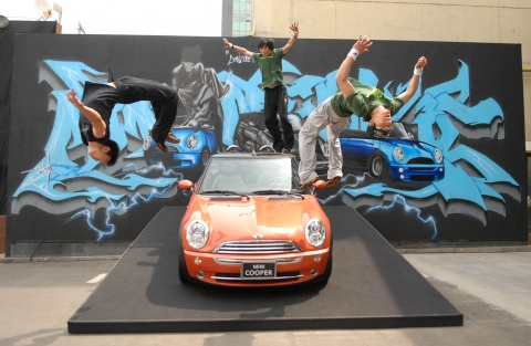 BMW 그룹 코리아는 본격적인 컨버터블의 계절을 맞아 MINI 컨버터블과 야마카시 퍼포먼스가 함께한 사진행사를 오늘 오전 강남 MINI 전시장에서 진행하였다. 