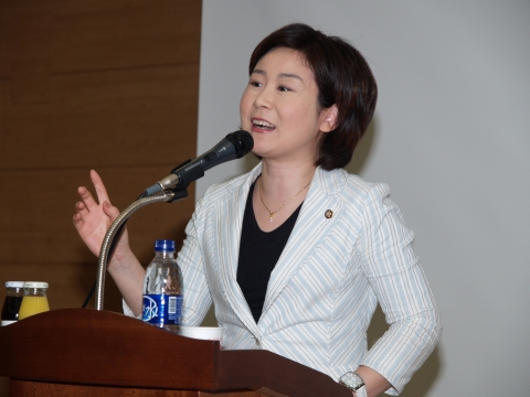 강연하는 김희정 국회의원.