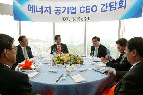 좌측은 이재훈 산자부 제 2차관, 우측은 이원걸 한국전력 사장