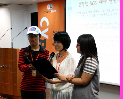 싸이월드는 ‘건강한 UCC 세상 만들기 캠페인을 위해 홍보대사 겸 명예 싸이PD로 신인 가수 윤하를 위촉했다.