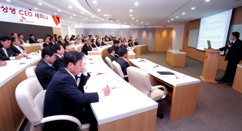 SK그룹은 10일 협력사 CEO의 경영능력을 함양시키고, SK와의 협력을 강화하기 위한 방안의 하나로 협력사 CEO를 대상으로 한 상생 CEO세미나를 SK남산빌딩 20층에 있는 상생아카데미 강의실에서 가졌다.