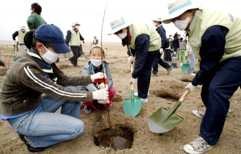 대한항공 신입직원들이 현지 주민들과 함께 울란바타르 근교 바가노르구 '대한항공 숲'에서 나무를 심고 있는 모습.