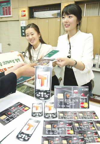 가수 배슬기씨가 10일 오전 하나은행 본점 영업부에서 일일 명예행원으로 나서 하나은행이 출시한 '하나 T 포인트 카드' 홍보를 하고있는 모습임