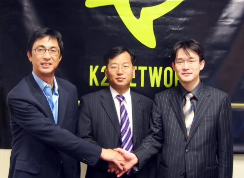 왼쪽부터 K2 Network 크리스황 대표
가운데 삼성전자 오성현 차장
오른쪽 엘엔케이로직코리아 남택원 대표)