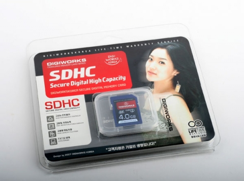 기존 SD 메모리카드보다 빠른 데이터전송 속도를 지원하고 저장용량에서 대용량화된 SDHC 4GB 메모리카드