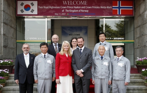 호콘 노르웨이 왕세자 일행이 현대중공업 조선야드를 둘러보고 있다. 